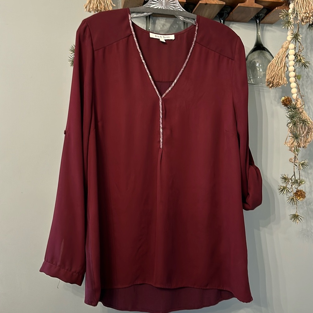 Woman’s Black Rainn burgundy blouse size large